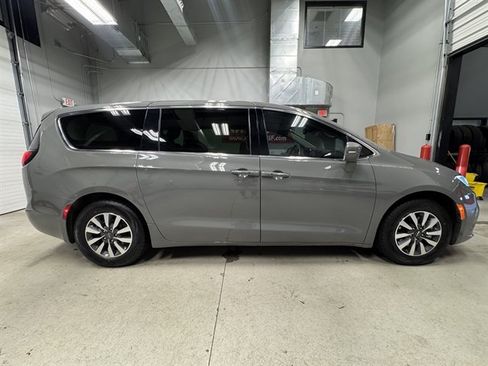 Used 2022 Chrysler Pacifica Touring-L FWD image 9