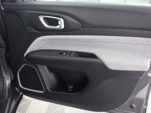 Used 2023 Jeep Compass Latitude image 28