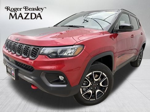Used 2025 Jeep Compass Trailhawk AWD/4WD image 1