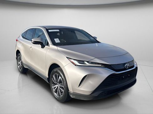 Used 2024 Toyota Venza LE image 2