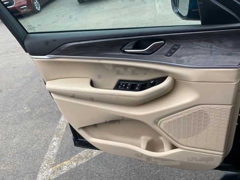 Used 2024 Jeep Grand Cherokee L Limited image 23