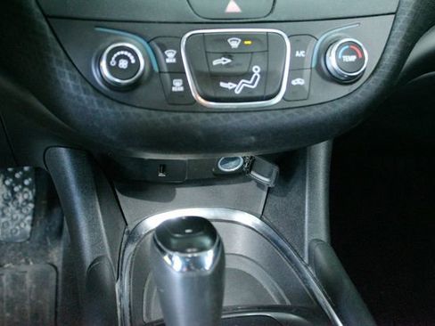 Used 2017 Chevrolet Malibu LT image 17