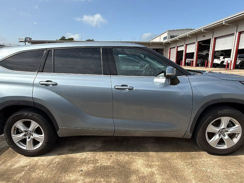 Used 2022 Toyota Highlander LE image 3
