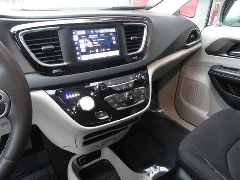 Used 2023 Chrysler Voyager LX image 9