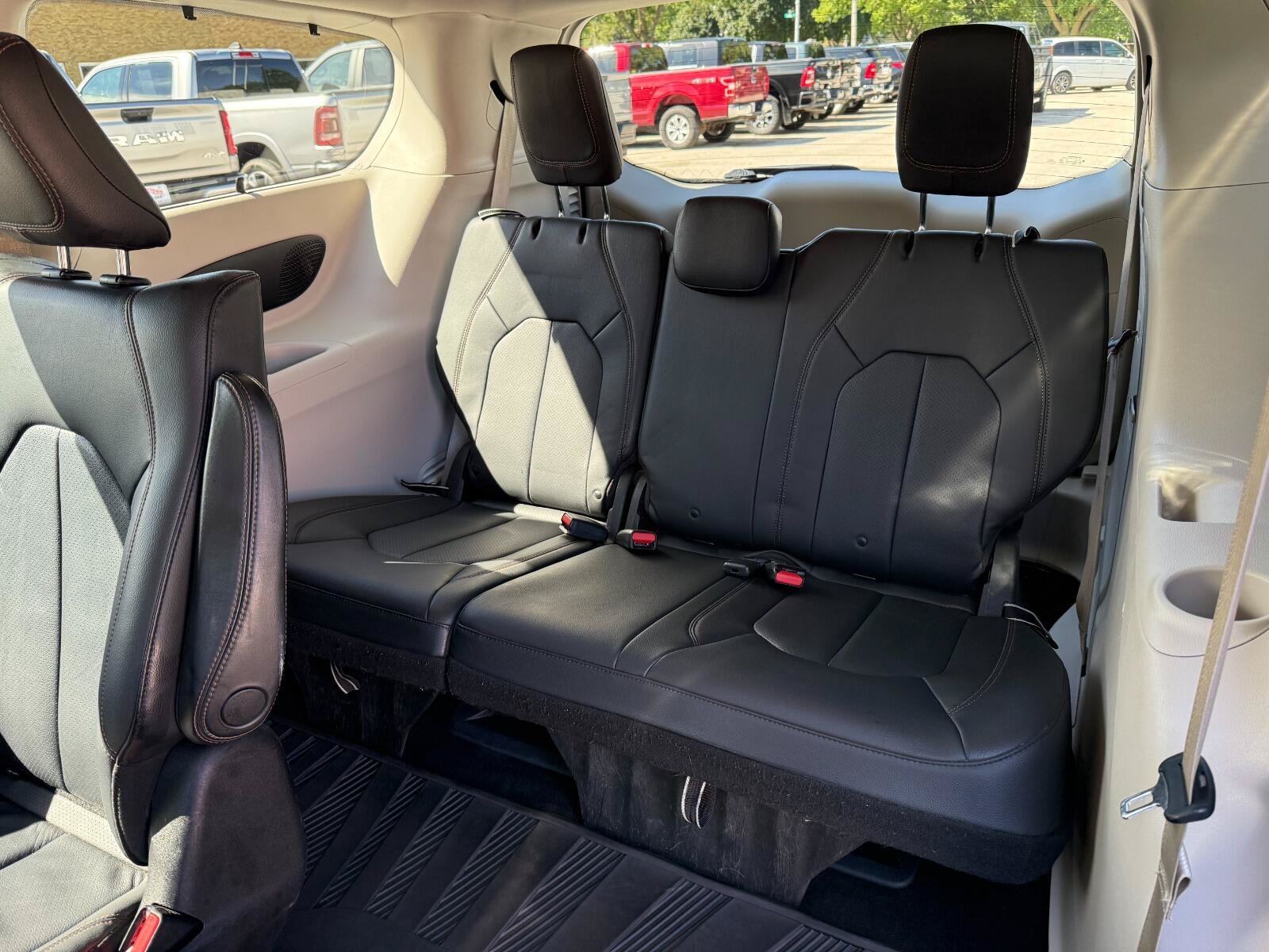 Used 2020 Chrysler Pacifica Touring-L w/ Premium Audio Group FWD image 13