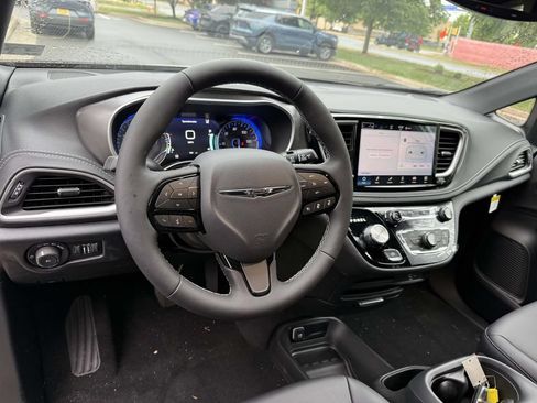 New 2026 Chrysler Pacifica Select w/ S Appearance Package AWD/4WD image 2