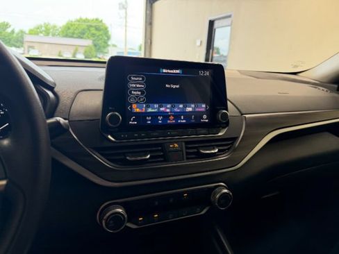 Used 2025 Nissan Altima 2.5 SV FWD image 17