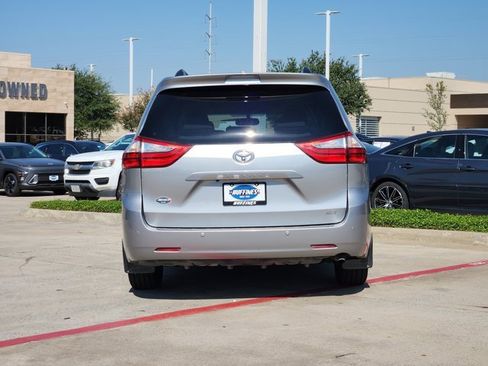Used 2017 Toyota Sienna XLE Premium image 7