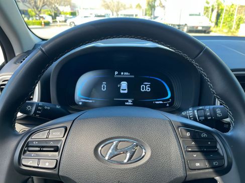 Used 2025 Hyundai Venue SEL image 27