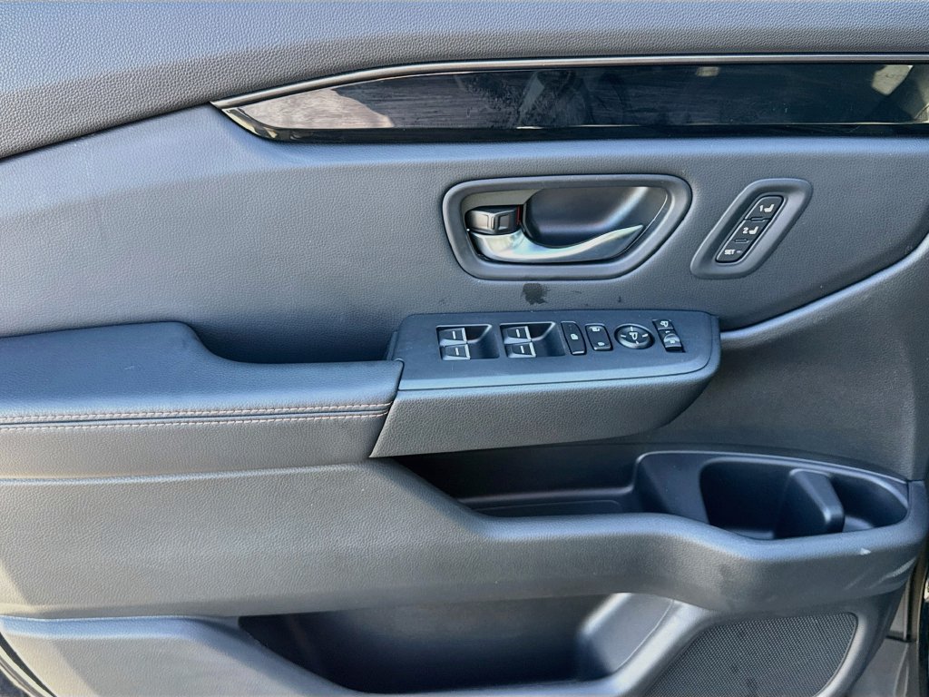 Used 2025 Honda Pilot TrailSport image 11