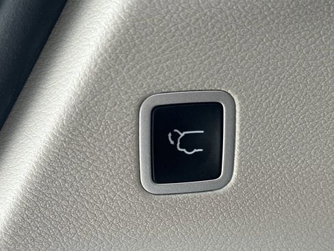 Used 2022 Chrysler Pacifica Touring-L w/ Uconnect Theater Family Group FWD image 19
