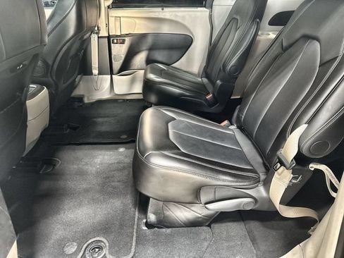 Used 2024 Chrysler Pacifica Touring-L FWD image 25
