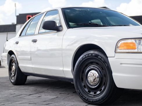 Used 2005 Ford Crown Victoria Police Interceptor RWD image 3