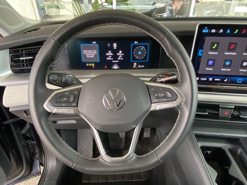 Used 2025 Volkswagen Tiguan SE w/ Panoramic Sunroof Package image 22