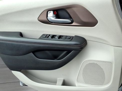 Used 2018 Chrysler Pacifica Touring-L FWD image 16