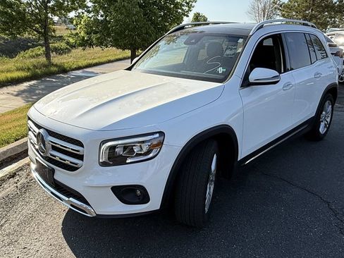 Used 2022 Mercedes-Benz GLB 250 4MATIC w/ Premium Package Lite image 2