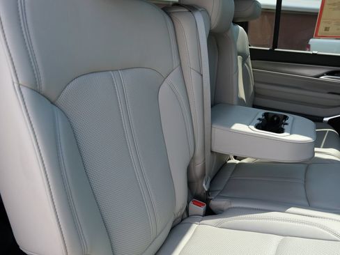 Used 2025 Jeep Wagoneer Series III w/ Premium Group I AWD/4WD image 36