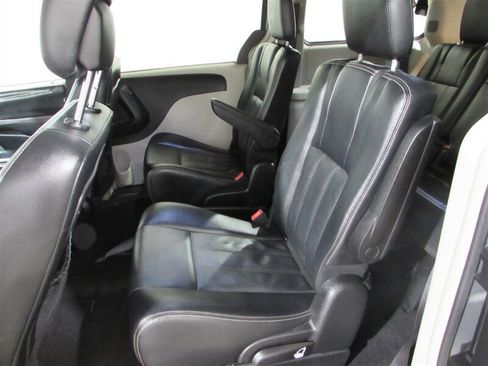Used 2014 Chrysler Town & Country Touring image 84