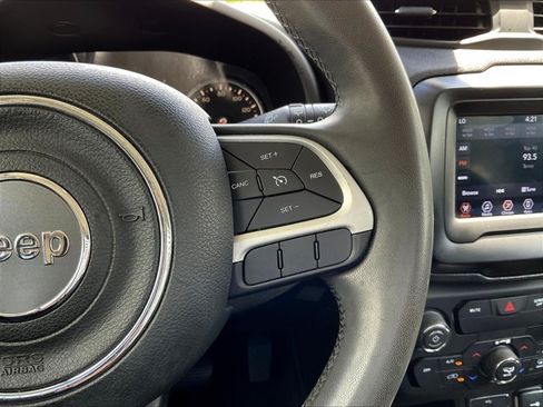 Used 2018 Jeep Renegade Latitude FWD image 17