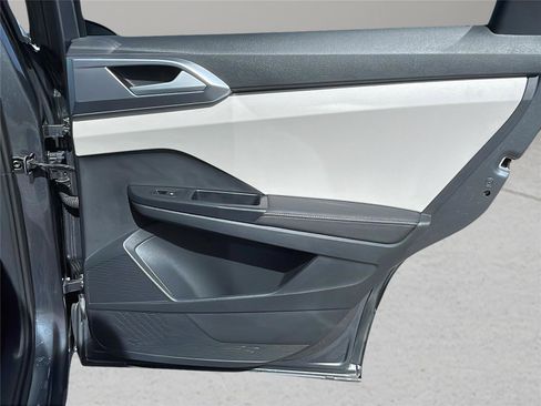 Used 2025 Volkswagen Taos SE image 15