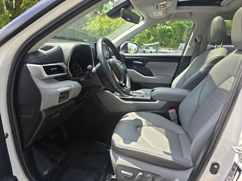 Used 2021 Toyota Highlander XLE AWD/4WD image 16