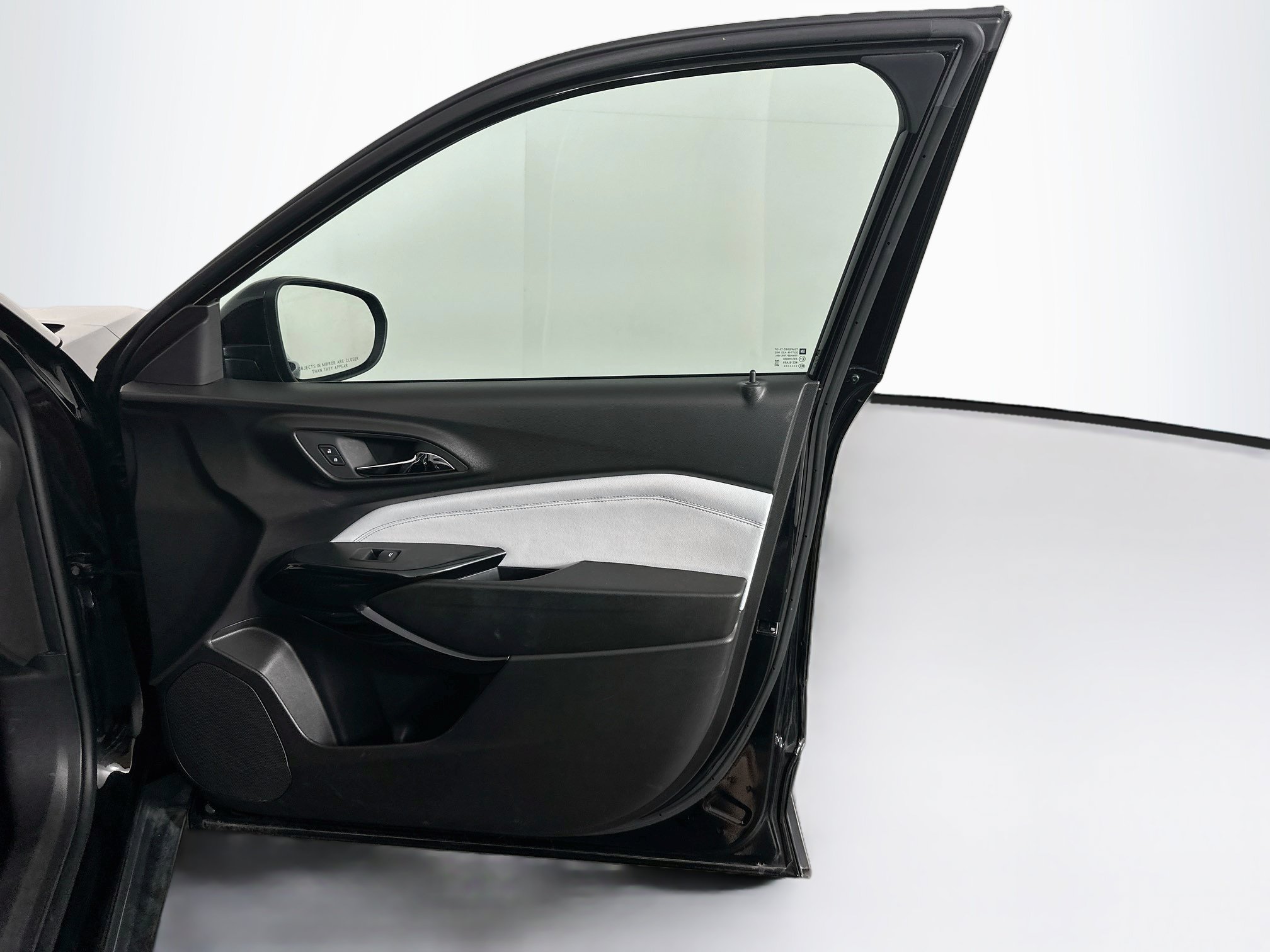 Used 2025 Chevrolet Trax LT FWD image 29