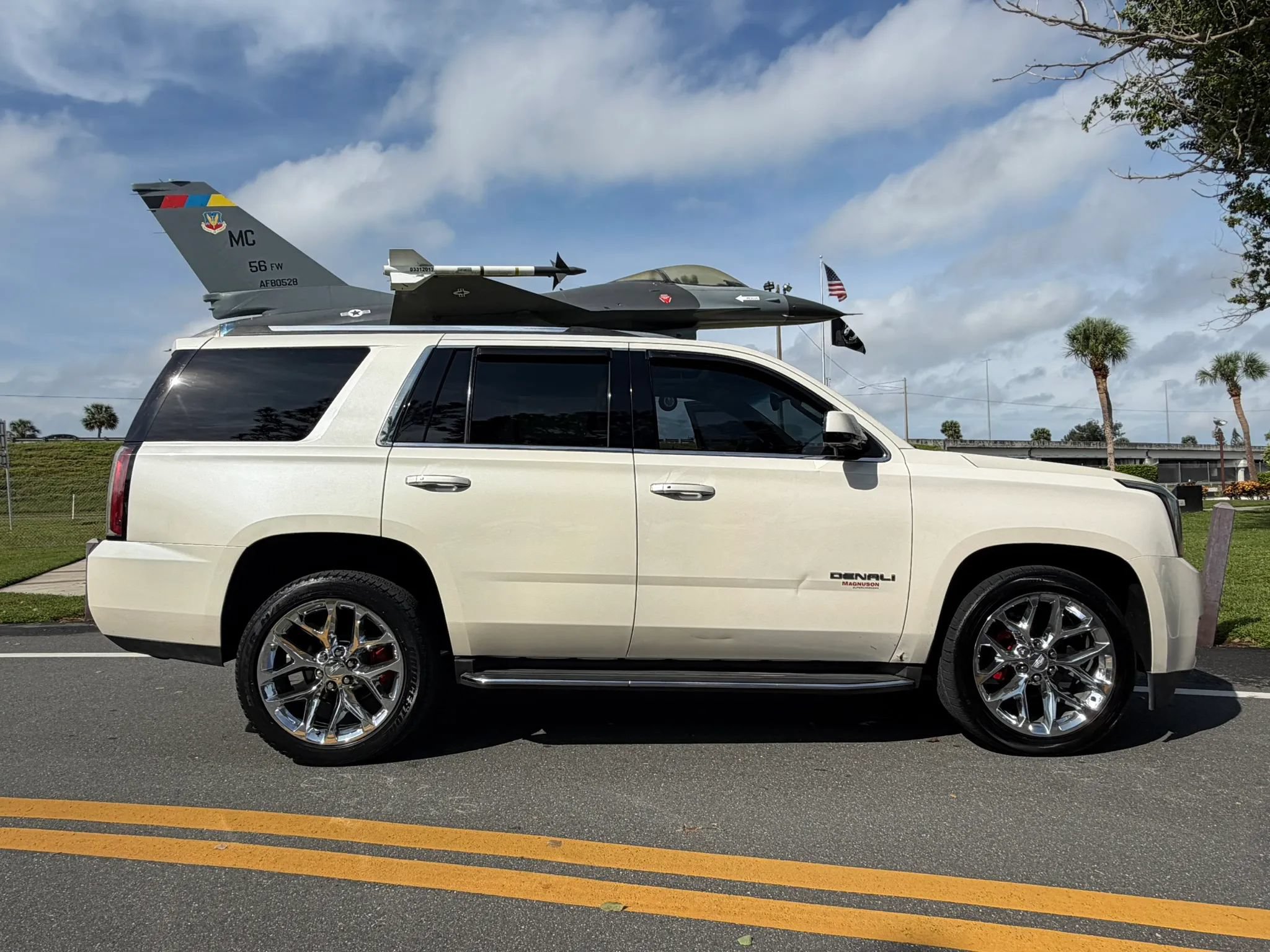 Used 2015 GMC Yukon Denali w/ Touring Package AWD/4WD image 1