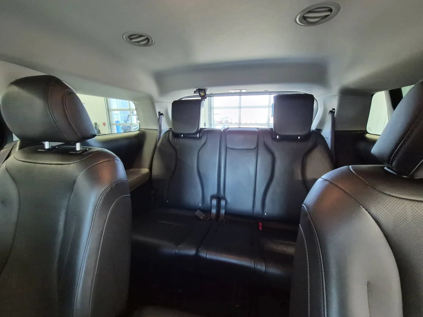 Used 2025 Kia Carnival FWD image 14
