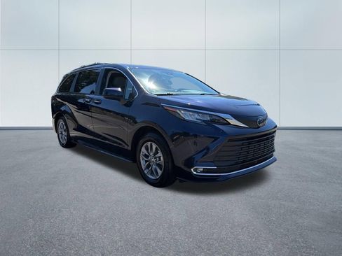 Used 2023 Toyota Sienna XLE AWD/4WD image 4
