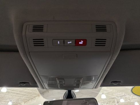 Used 2018 Volkswagen Tiguan SE image 34