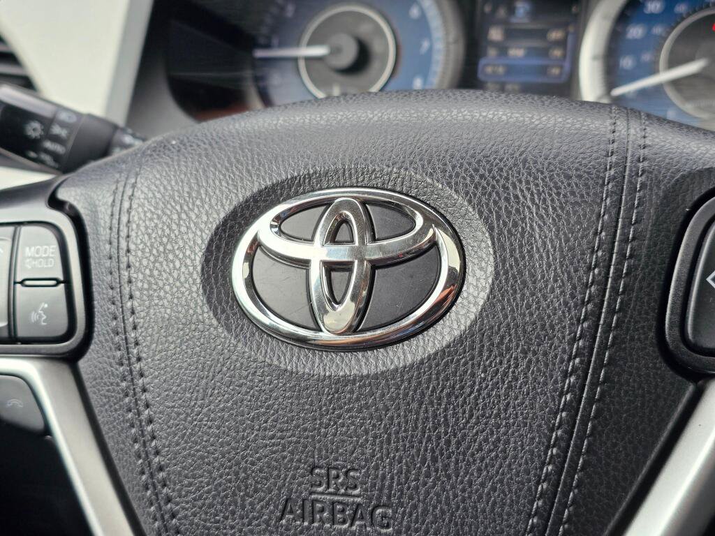 Used 2020 Toyota Sienna XLE w/ XLE Navigation Package FWD image 32