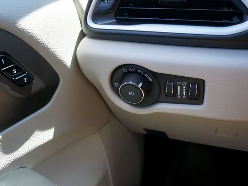 Used 2024 Chrysler Pacifica Touring-L FWD image 24
