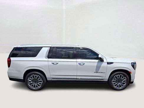 Used 2024 GMC Yukon XL Denali Ultimate AWD/4WD image 7