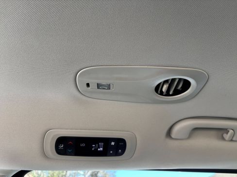 Used 2023 Chrysler Pacifica Touring-L FWD image 20