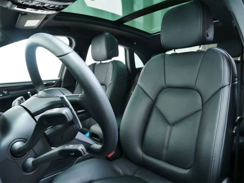 Used 2025 Porsche Macan image 5