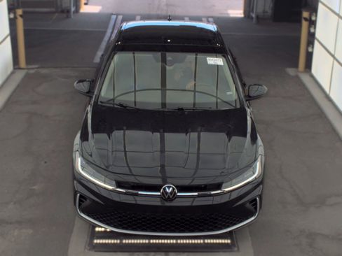 Used 2025 Volkswagen Jetta SE FWD image 2