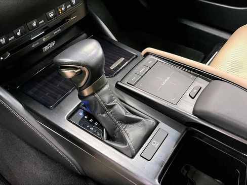 Used 2019 Lexus ES 350 Ultra Luxury w/ Accessory Package image 16