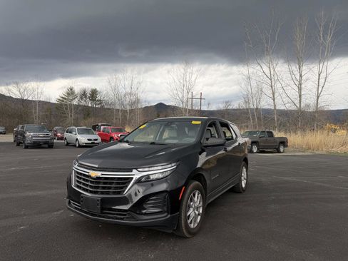 Used 2022 Chevrolet Equinox LS image 2