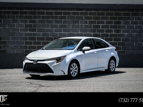 Used 2022 Toyota Corolla LE FWD image 1
