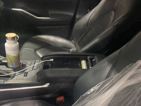 Used 2021 Toyota Highlander XLE AWD/4WD image 3