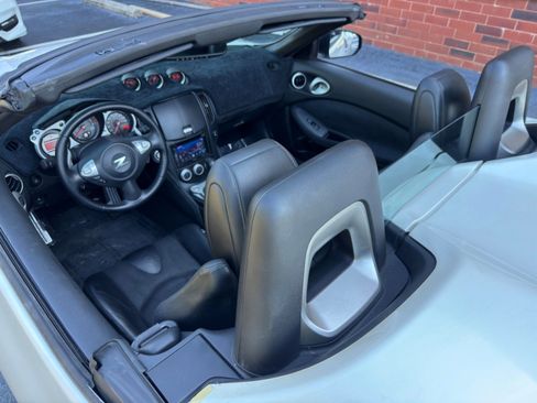Used 2010 Nissan 370Z Touring RWD image 30