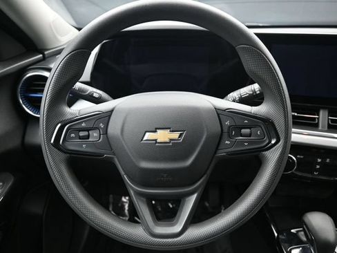 Used 2025 Chevrolet Trax LT FWD image 16