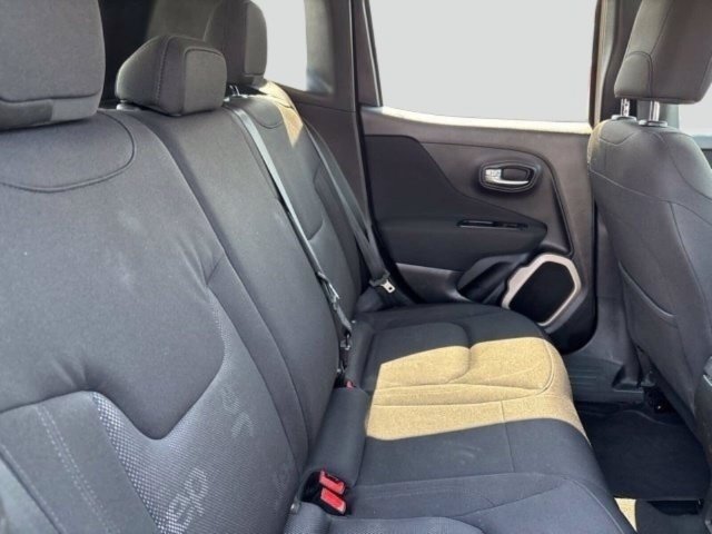 Used 2016 Jeep Renegade Latitude FWD image 30