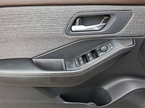 Used 2021 Nissan Rogue SV image 12