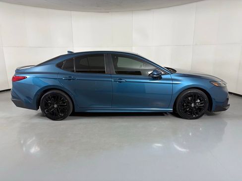 Used 2025 Toyota Camry SE image 11