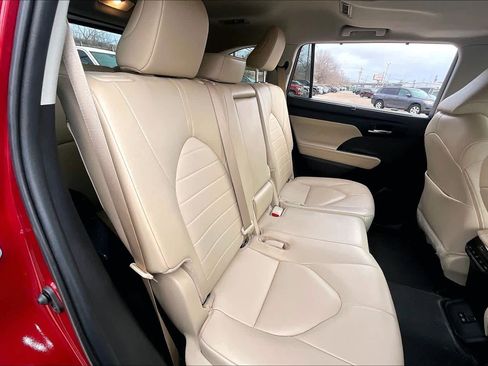 Used 2024 Toyota Highlander XLE image 20
