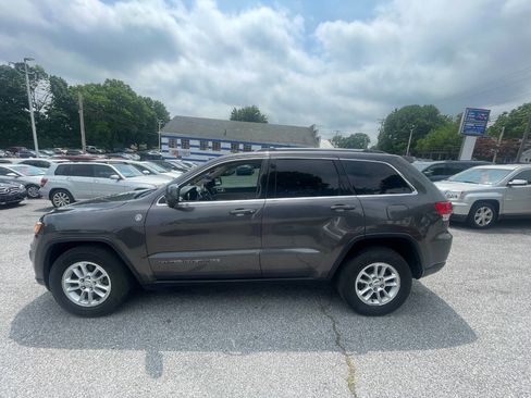 Used 2019 Jeep Grand Cherokee Laredo AWD/4WD image 9