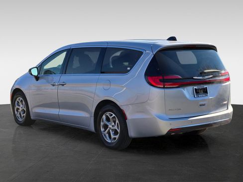 Used 2024 Chrysler Pacifica Limited image 7