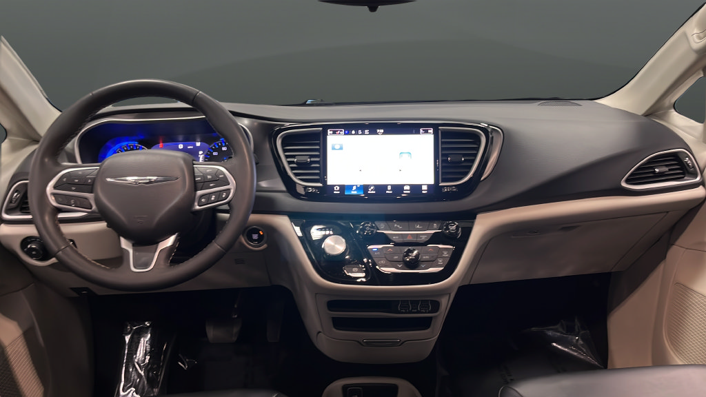 Used 2024 Chrysler Pacifica Touring-L FWD image 11