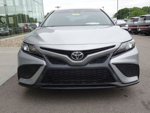 Used 2021 Toyota Camry SE w/ Convenience Package FWD image 7